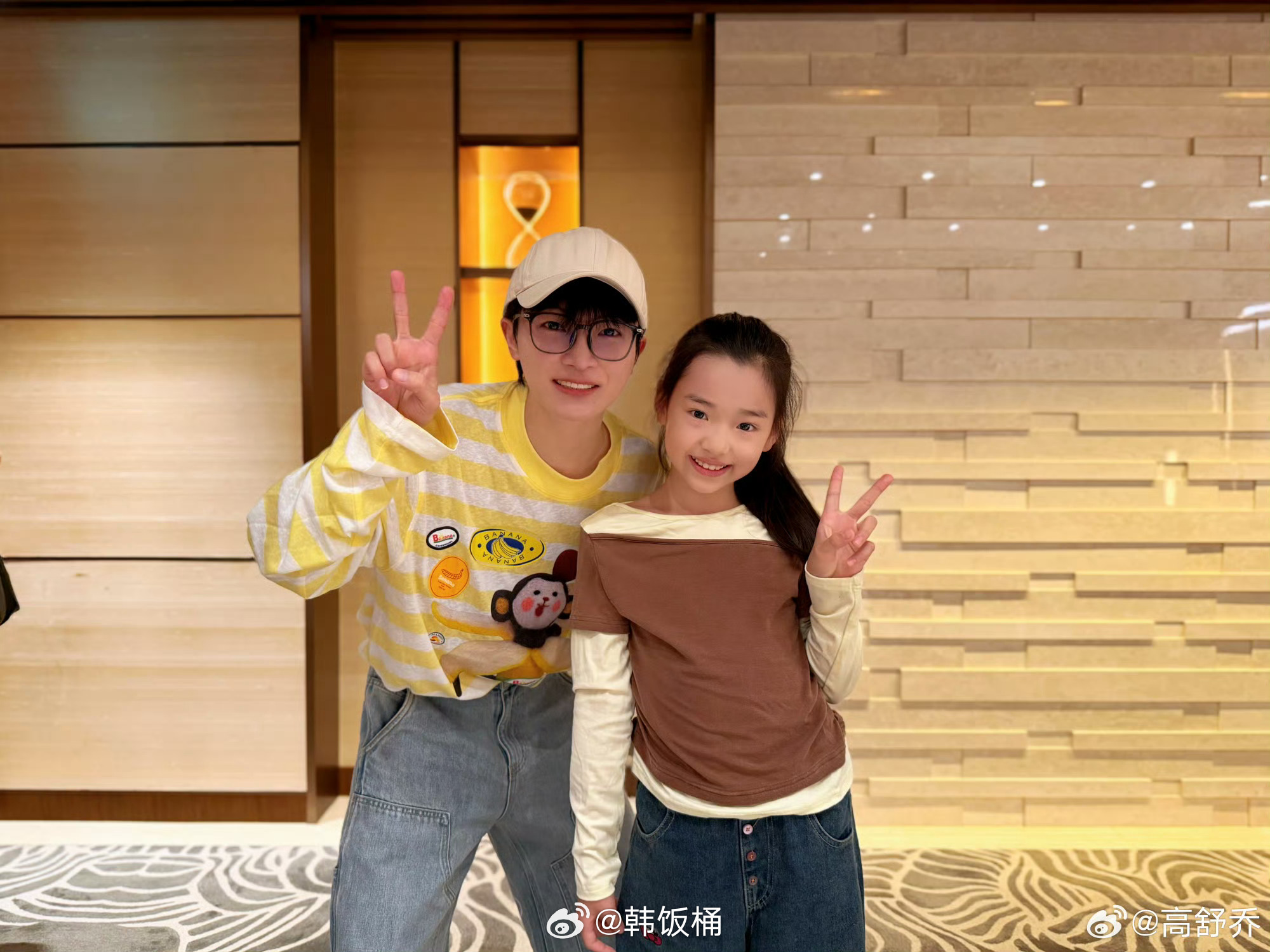 小酒窝发博看得出小酒窝是真的很开心了又登上了舞台，还追星成功，之前彩排的时候采访
