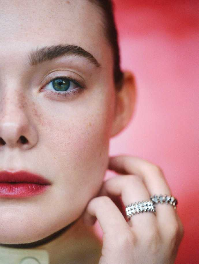 赏图bot 艾丽·范宁，《ELLE》英国版写真 