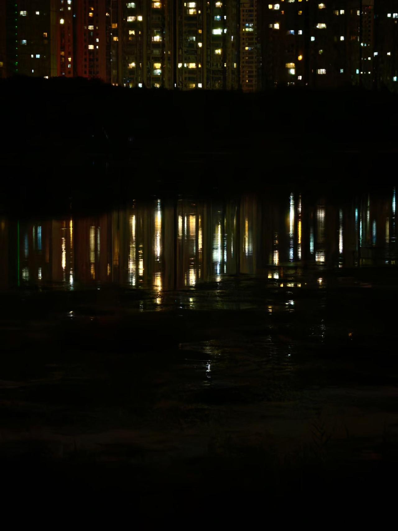晒图笔记大赛夜色沉沉，灯光映水，月光高悬，愿所有晚归之人皆有归宿。