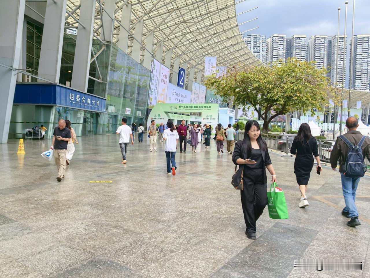 今天是周六，也是工作日，世纪城新会展2～9号馆来逛展的人没有想象的多。茶博会、健