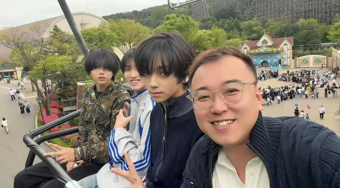 地陪晒和王橹杰左奇函陈奕恒合照韩国地陪晒和王橹杰左奇函陈奕恒合照韩国地陪晒和王橹