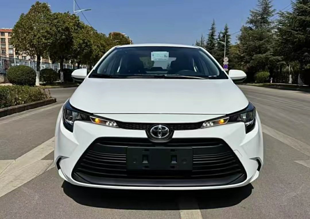 #大v聊车# 丰田雷凌这款车的设计风格还是很传统的，它的前脸中网格栅采用了菱格状