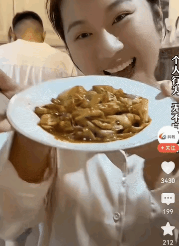 堪称现代年轻夫妻的典范，男子炒菜，女子准备拍视频炫耀一下，结果不小心掉地上了，女