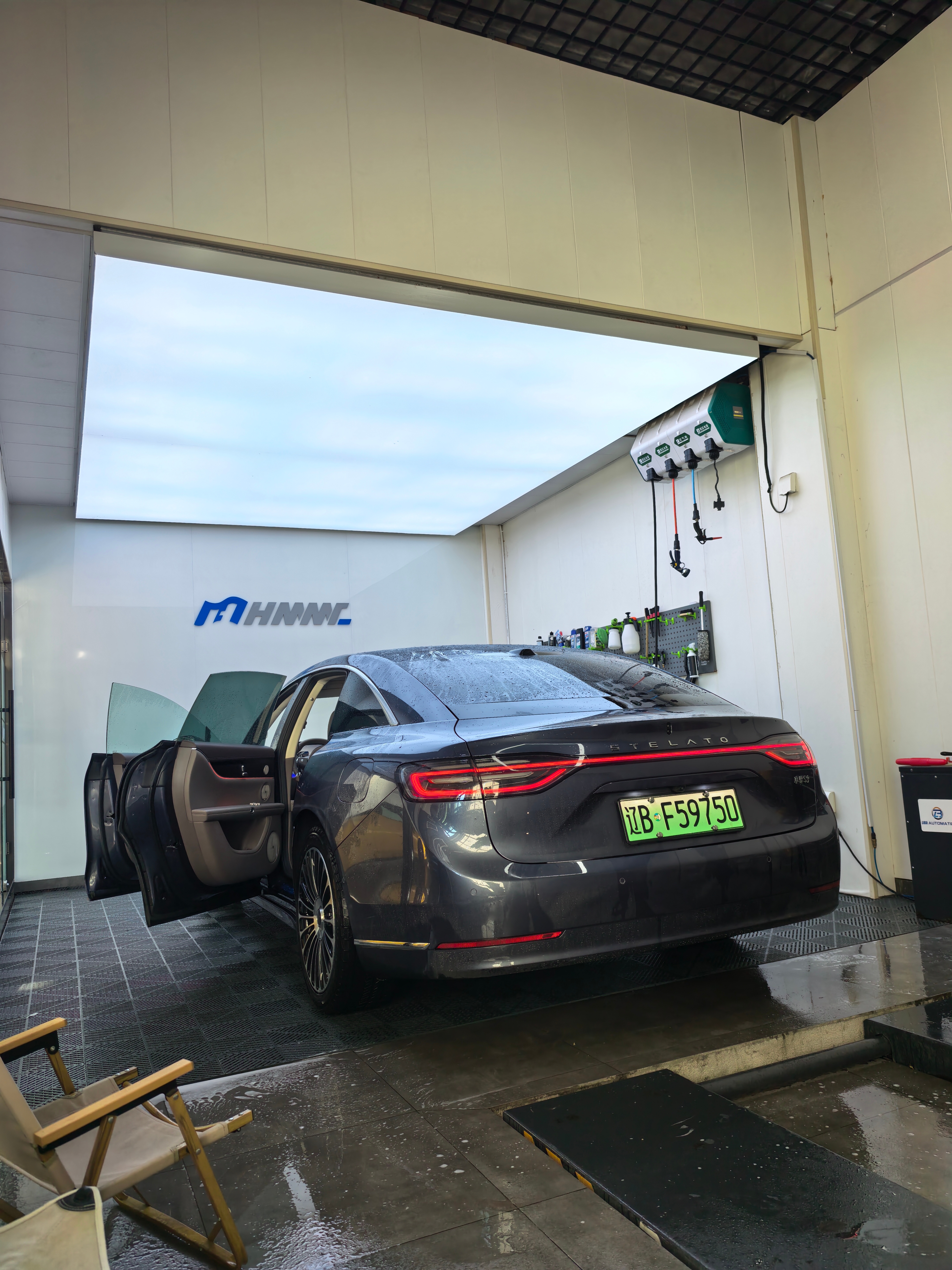 2025 年最后一天我在公司洗洗高彦的享界 s9 就这样边喝茶边洗车里里外外，油