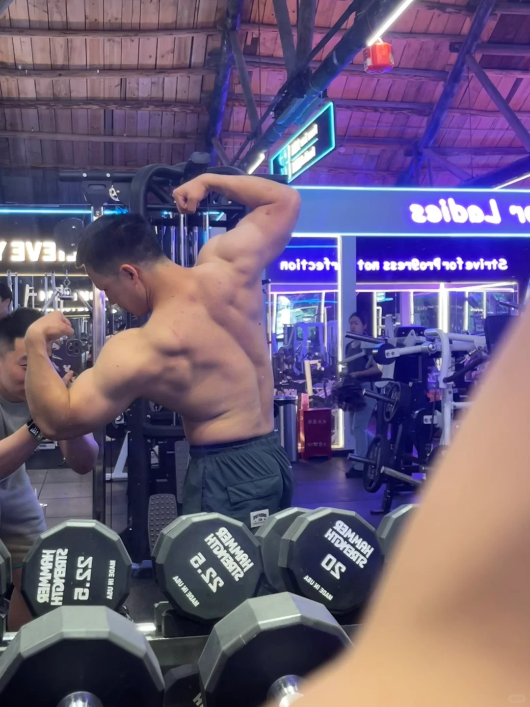 看我3/4展背 哈哈哈哈哈 腰都要扭断😆