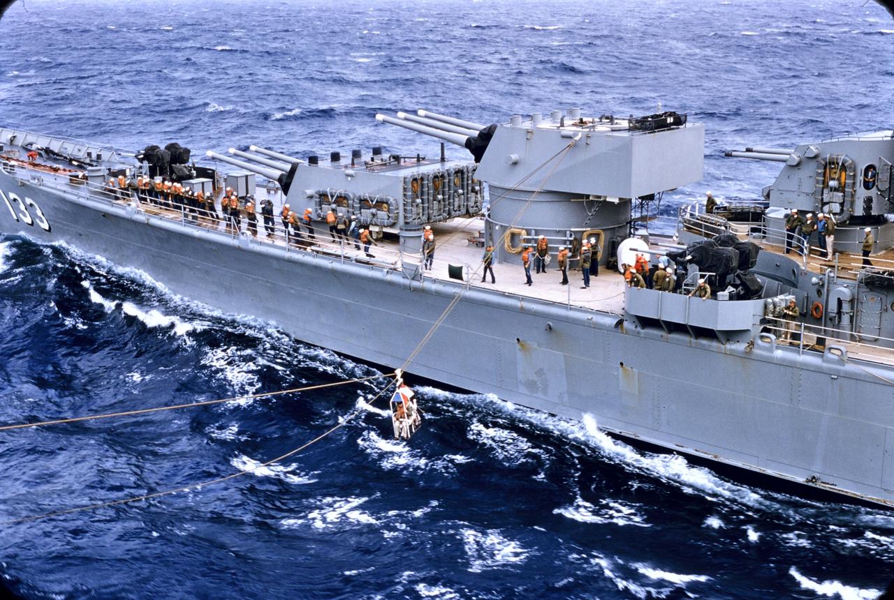 这是1956年“托莱多”号重巡（CA-133）在西太平洋巡航期间拍摄的彩色照片，