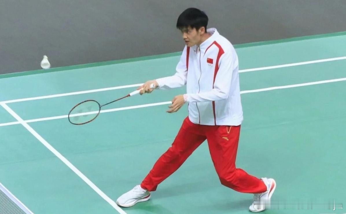 #盛李豪他们都笑你#内地奥运健儿们继续在香港参与活动，其中，在羽毛球运动展示的环