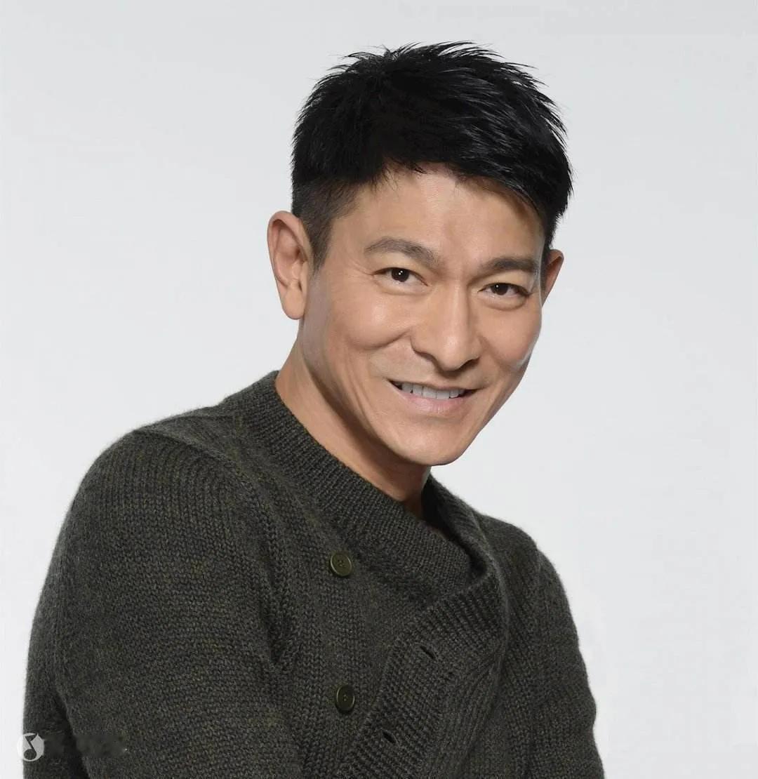 在粉丝基础与受众范围上，
刘德华身为影视歌三栖艺人，粉丝众多且跨多个年龄段，从7