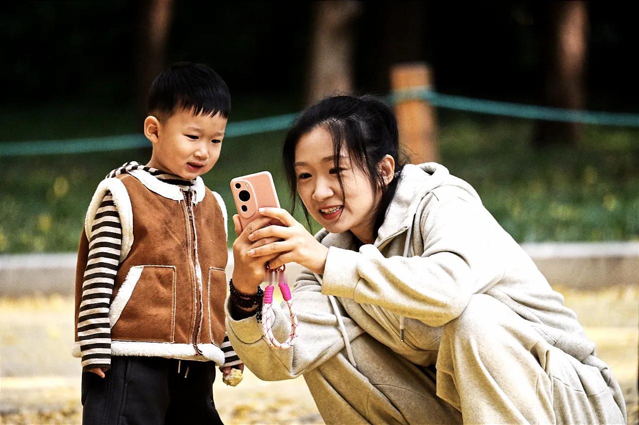 母子情深
母子之间的感情，按高尔基先生的话来说就是“连老母鸡都会做的事”。
母爱