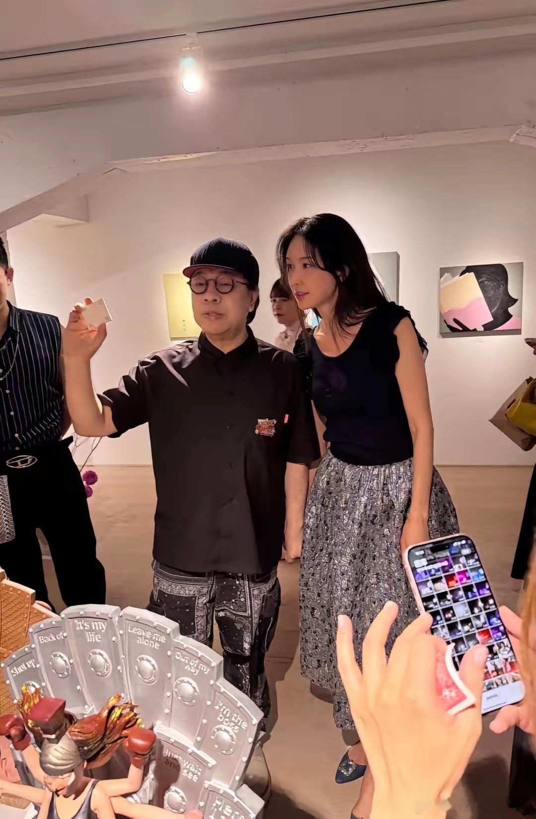 林志玲现身蔡康永画展，她变化挺大的，早就没有星范了！ 