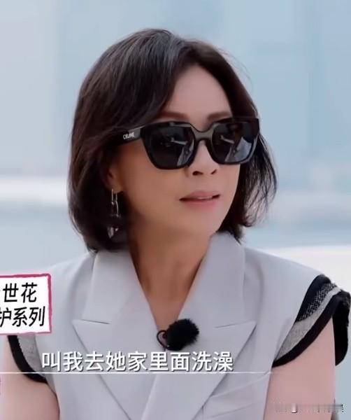 刘嘉玲问吴君如：“那个时候我才18岁左右，你为什么喊我去你家洗澡？”

吴君如听