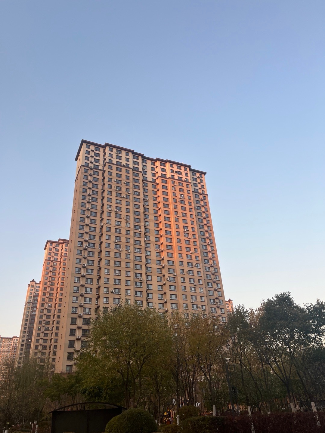 生活手记抬头撞见楼尖的光，连砖色都裹着温柔——今天的黄昏，是生活给的小糖。 ​​