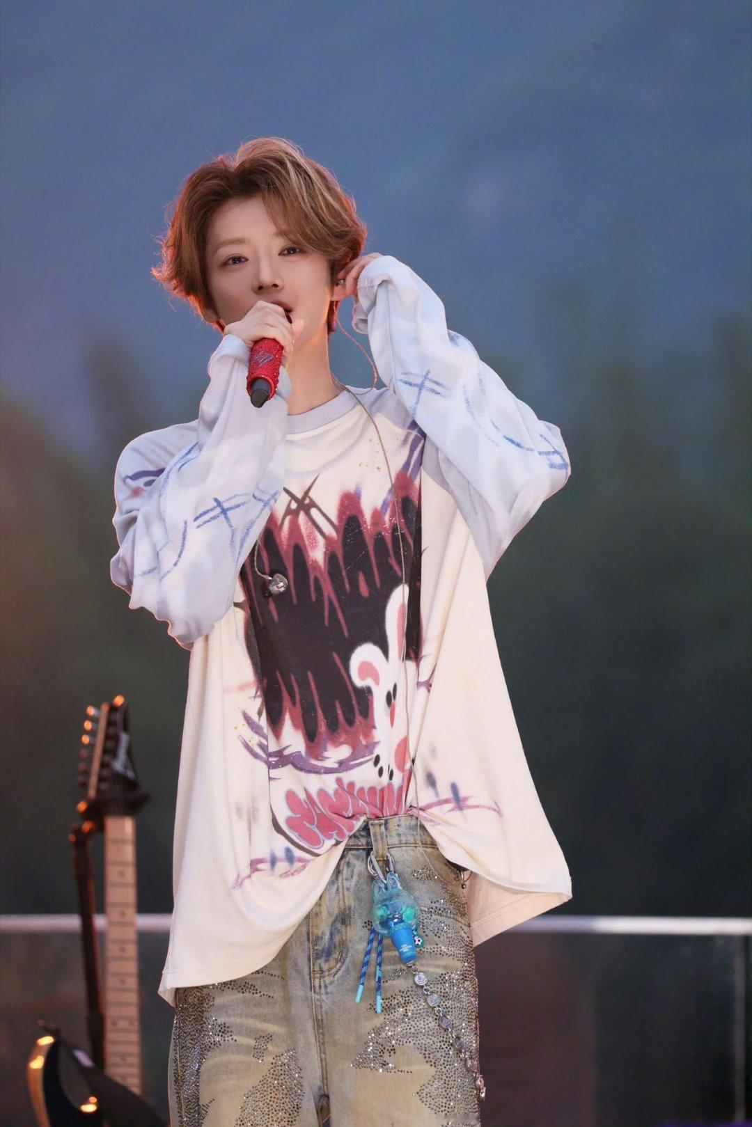 鹿晗唱歌彩排都想着表演跳水哈哈哈哈哈相伴五哈轻松自在，鹿晗偏爱跳水欢乐氛围感足 