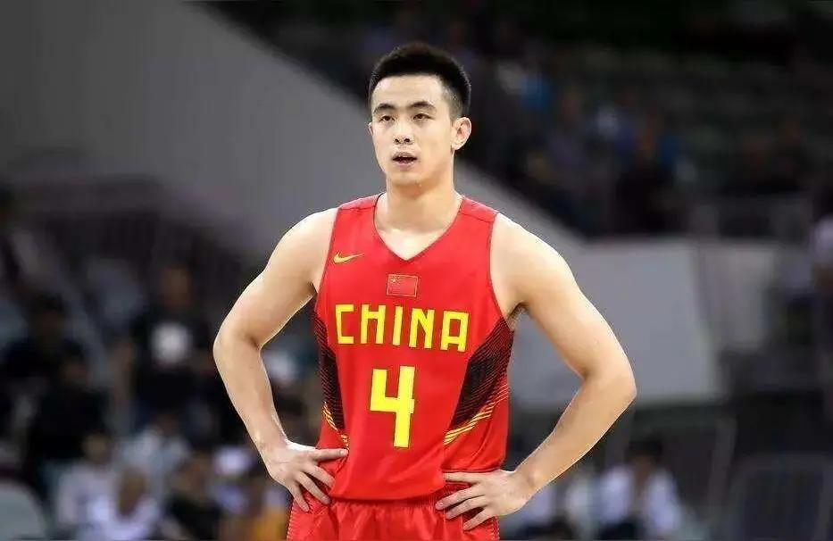 我觉得赵继伟不适合当中国男篮队长。格局不够，没有主见，喜欢甩锅。2023年亚洲会