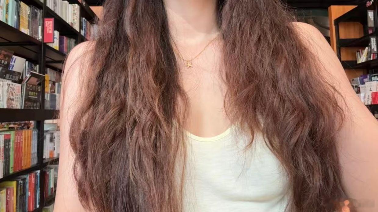 游完泳出来，一个自来卷女孩 