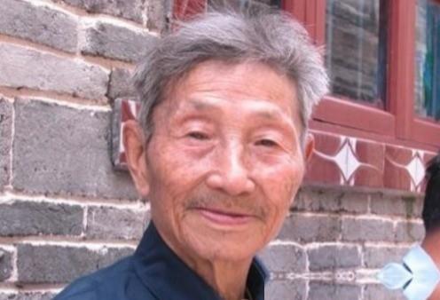 1979年 ，一位老人为了证明自己是老红军，不顾危险在北京拦下一辆军官的车，眼看