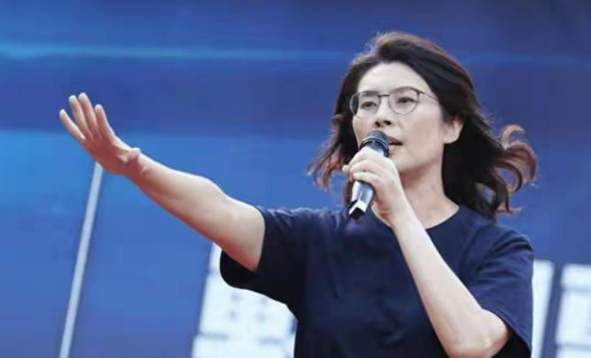 郑丽文稳了！因为经过国民党党主席选举在中天举办的第一次参选人的辩论会，郑丽文的两