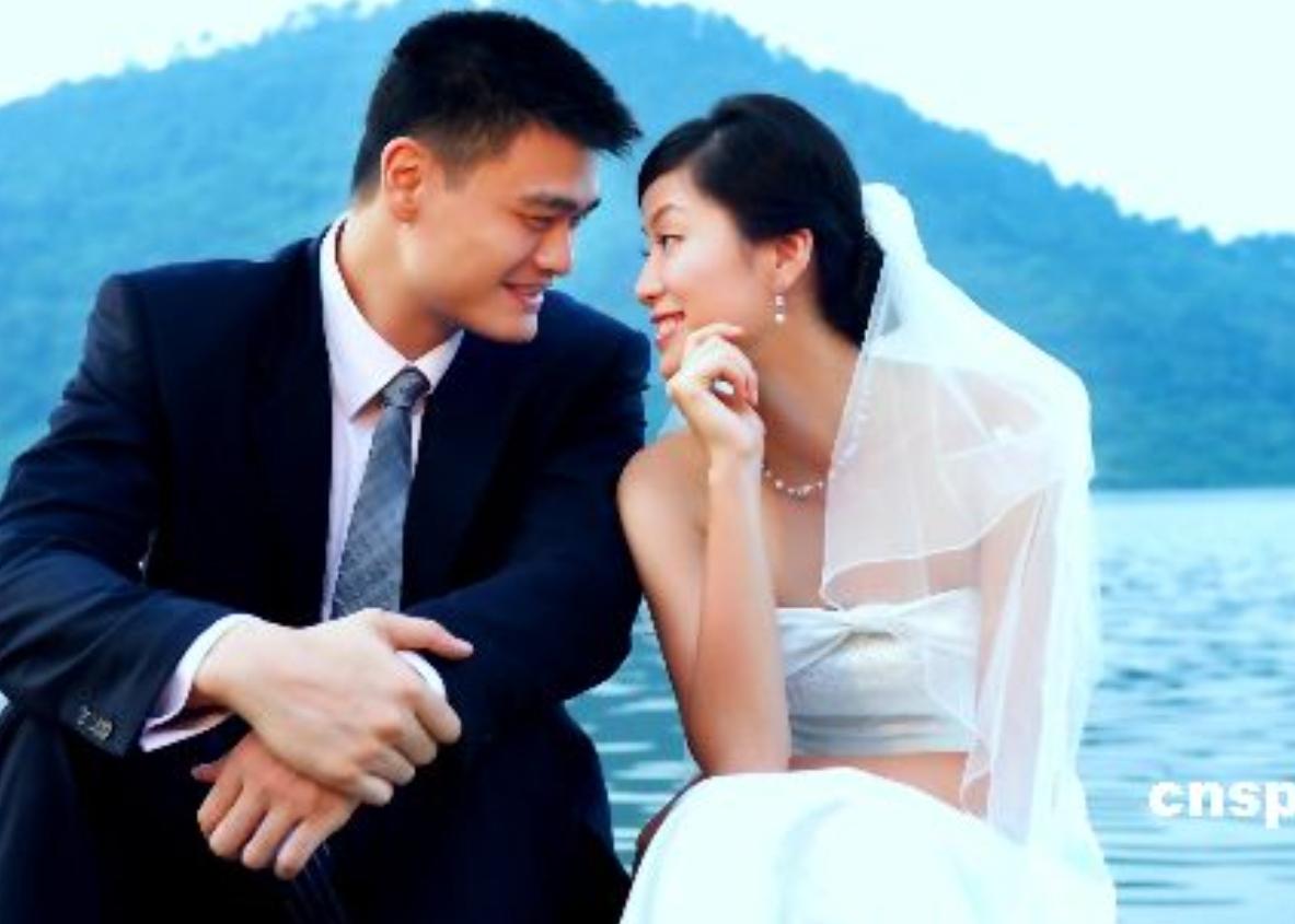 这天，姚明的妻子叶莉道：“咱俩还是分房睡吧，我实在受不了你了！”姚明虽不舍，但最