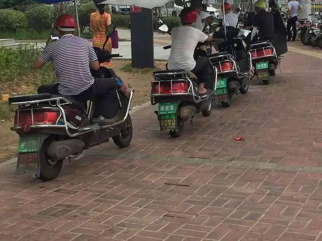 摩的司机，这个职业真的没法一刀切的。
有些人说，他们乱冲直撞，
有些人说，他们违