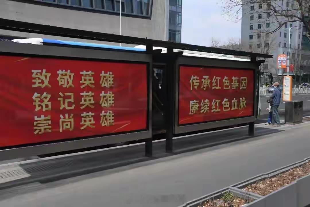 沈阳点亮全城大屏迎接英雄回家壮丽山河永存，民众心间长存。沈阳全城的鲜红旗帜，不仅