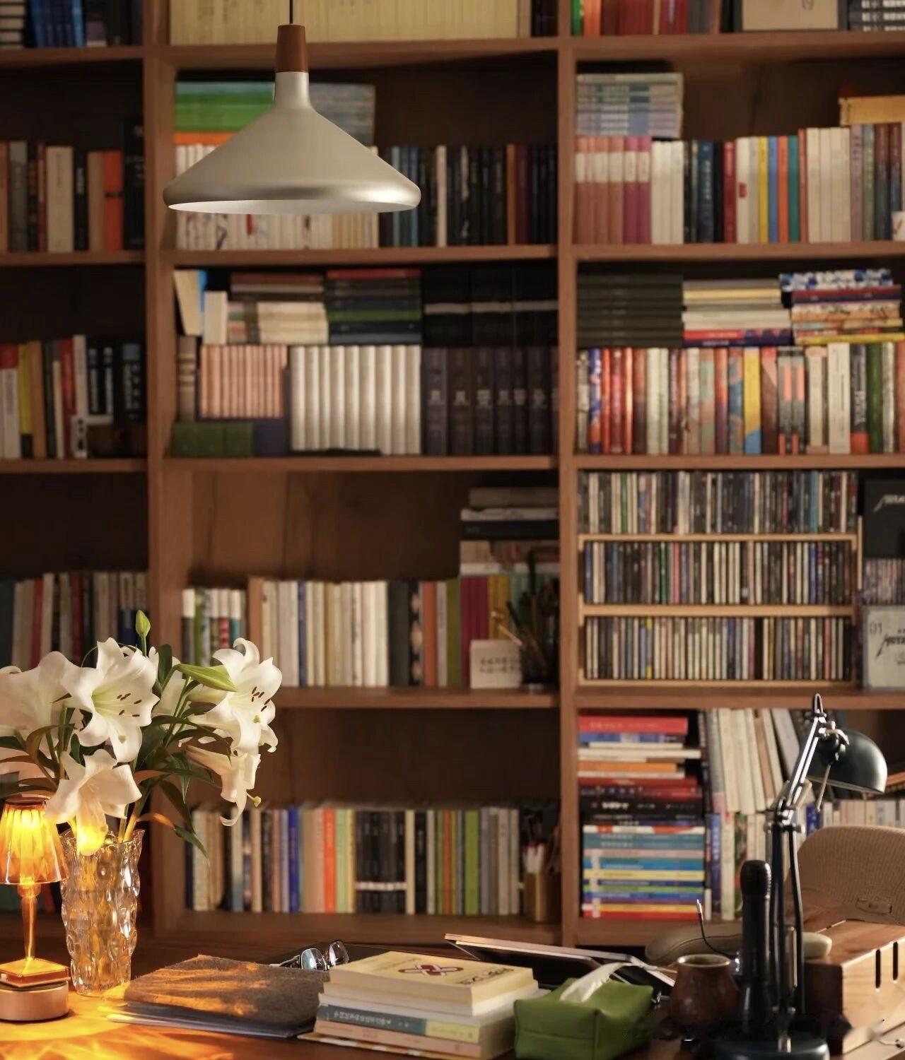 在自然界中，所有的动物都明白的道理，选择迁徙的方式，去追逐水草丰富的地方，适合生