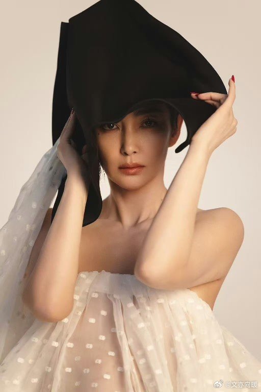 李冰冰在三月三刊上，三副面孔各有韵味。不管冷峻还是空灵，都拿捏得稳稳的，加上完美