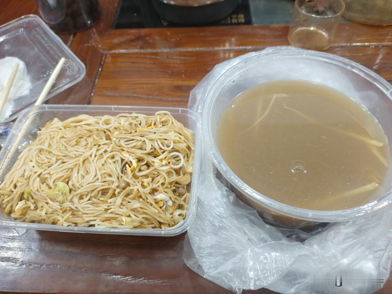 浙江省绍兴柯桥，消费水平确实非常高。
我在一家闽南餐厅点了一份炒米粉和一份牛肉羹