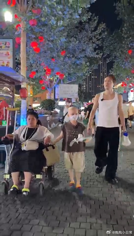 吴克群回应在山东帮癌症儿童卖花吴克群说我的力量很小但我尽力 看着吴克群用心去帮助