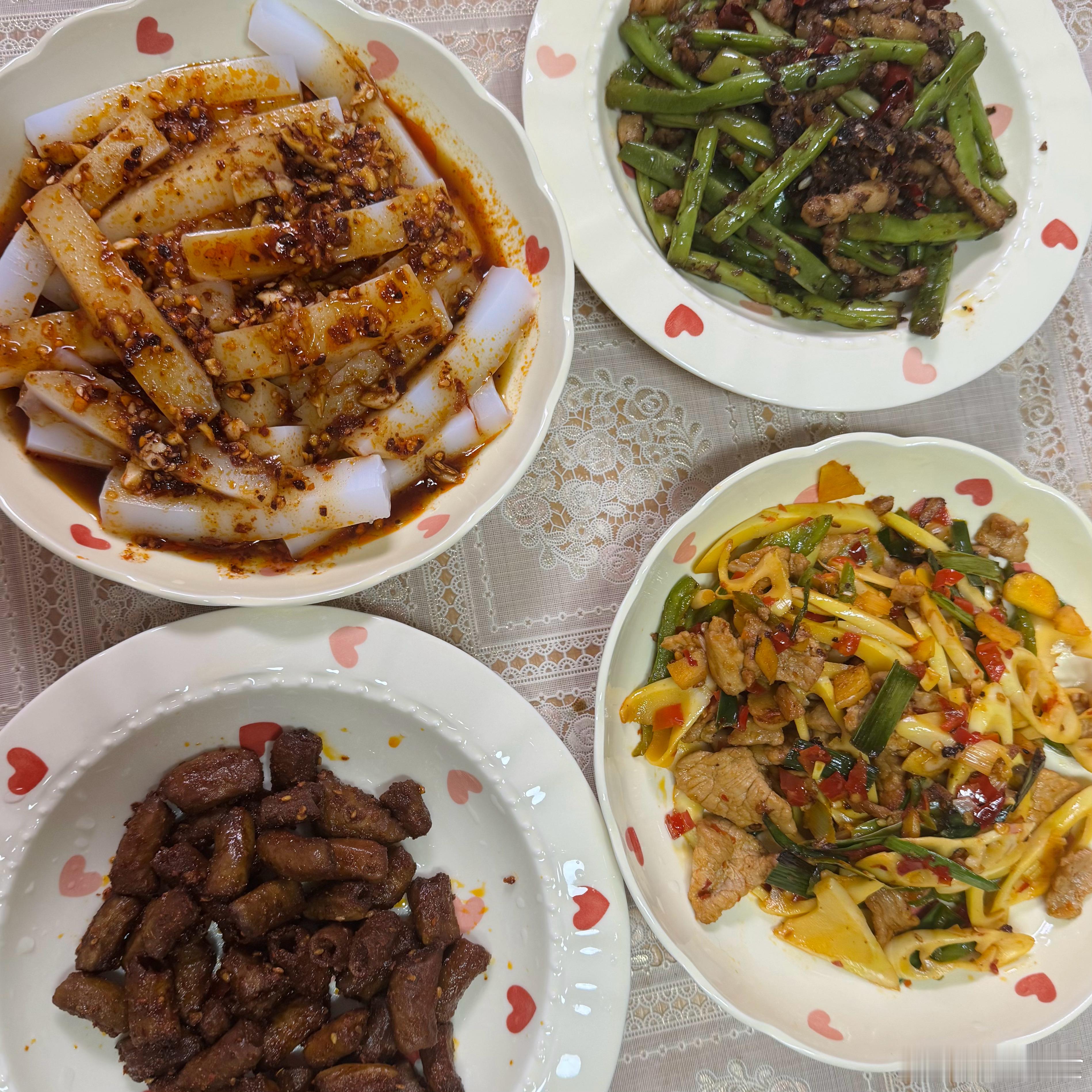 夏天如果桌上有一碗拌凉粉，那肯定是最受欢迎的！ ​​​