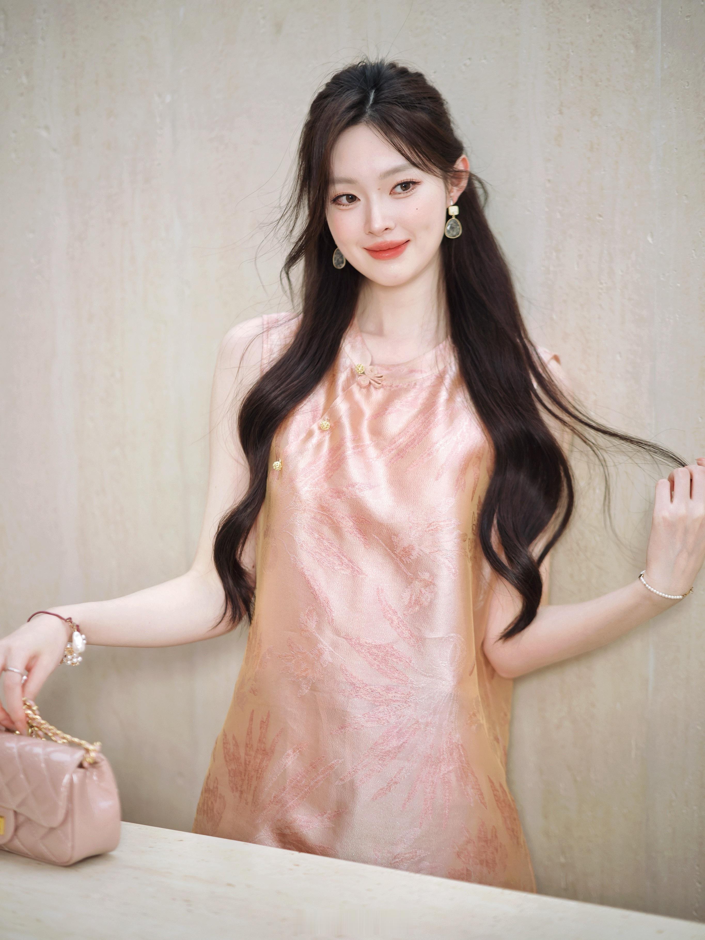 浮光锦太美妙了啊啊15姆米真丝+100天丝吊带清凉舒服不说 单这个美貌度够给一个