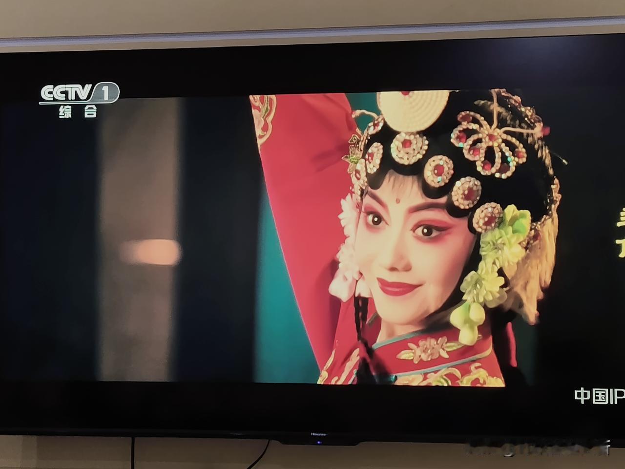 《主角》里易青娥第一次，站在舞台上，前面是观众，旁边是乐队，剧团演员，后边是四位