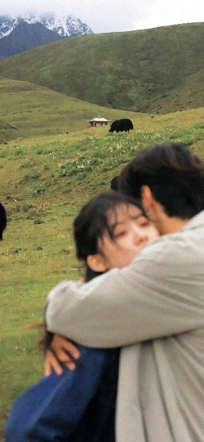 大家应该都听过一句话：
有钱人靠花钱表达爱，没钱的人靠花时间陪伴表达爱。

这句