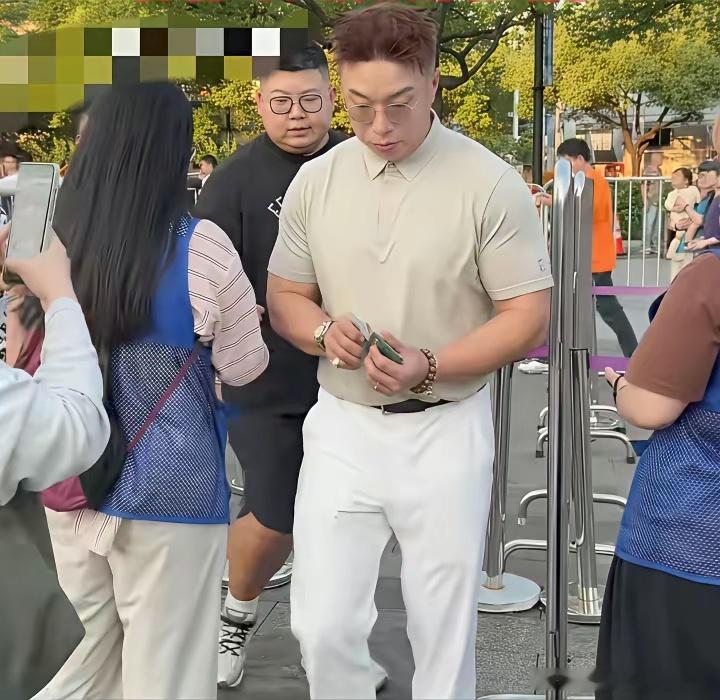 烧饼现身杭州CBA决赛现场，一身清凉装扮非常的亮眼。 