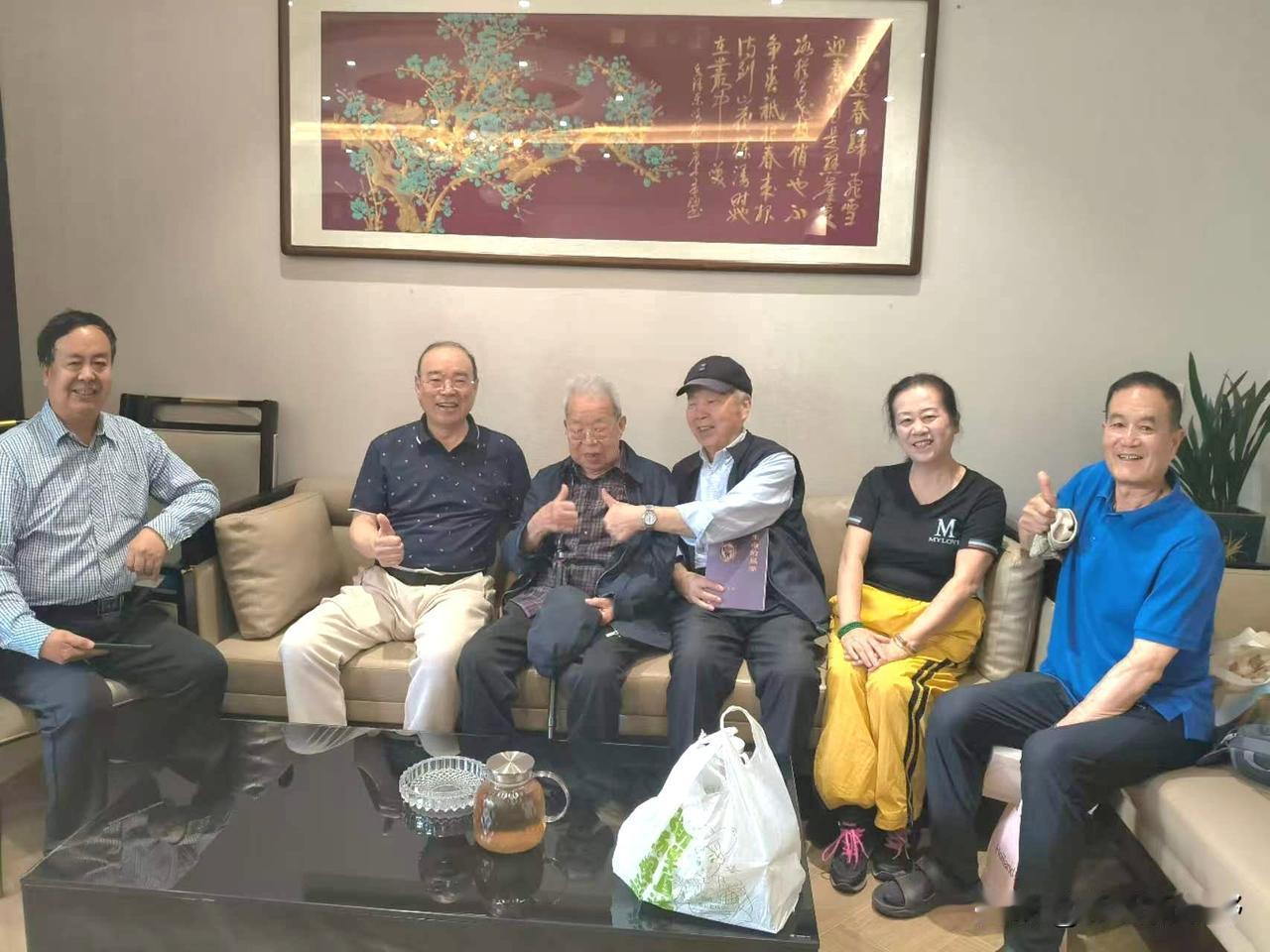 老友相聚，欢声笑语，岁月静好有喜欢到农家院吃饭的吗? 哪些人在去韩国旅游? 老朋