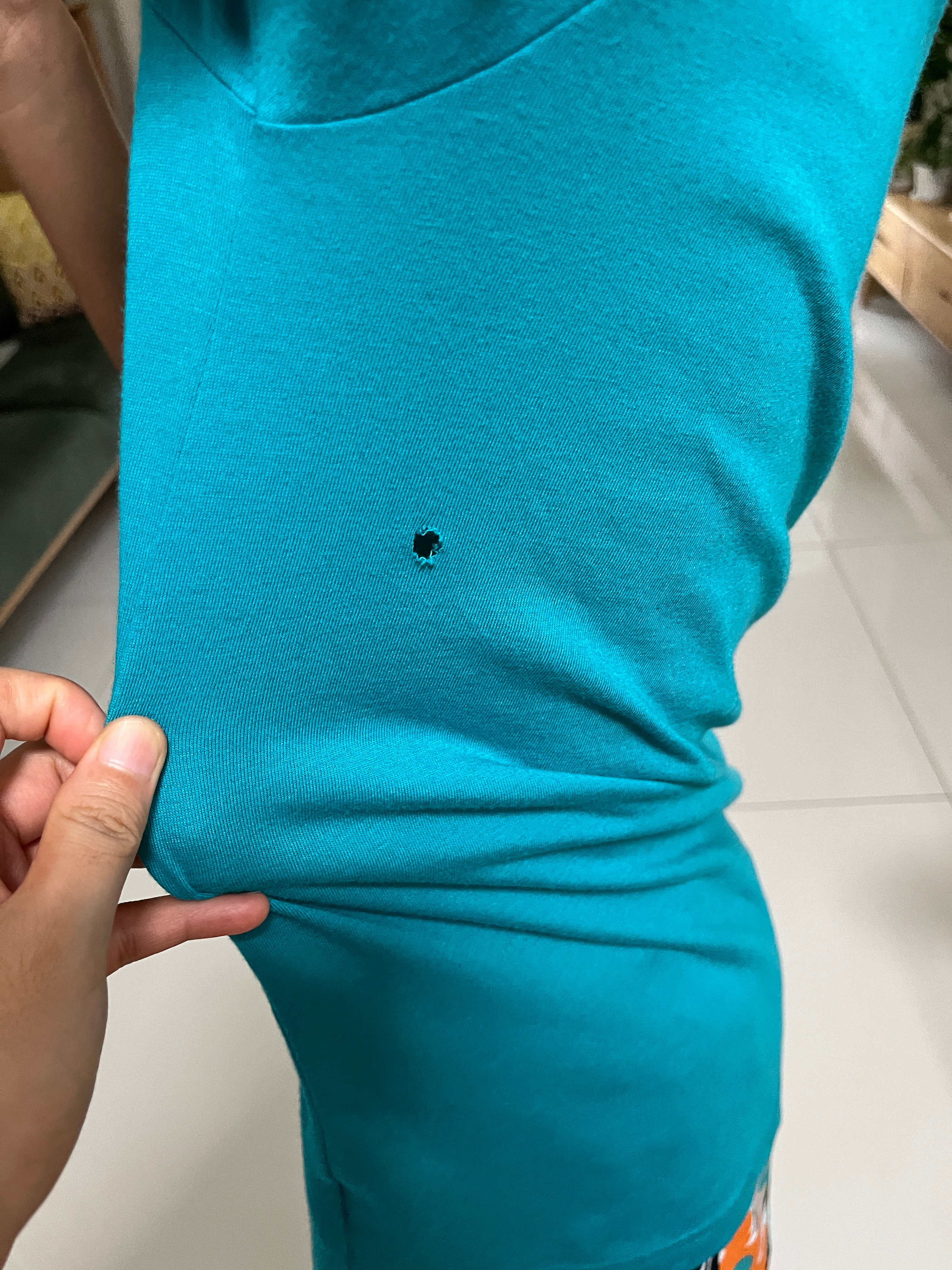 娃的新衣服第一天穿，勾烂了……昨天考完试，娃说周五散学典礼，周三周四去学校不上课