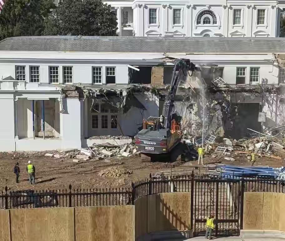 特朗普净瞎折腾，拆掉了白宫的房子，欲建白宫宴会厅遭叫停：
 
近日，美国前总统特