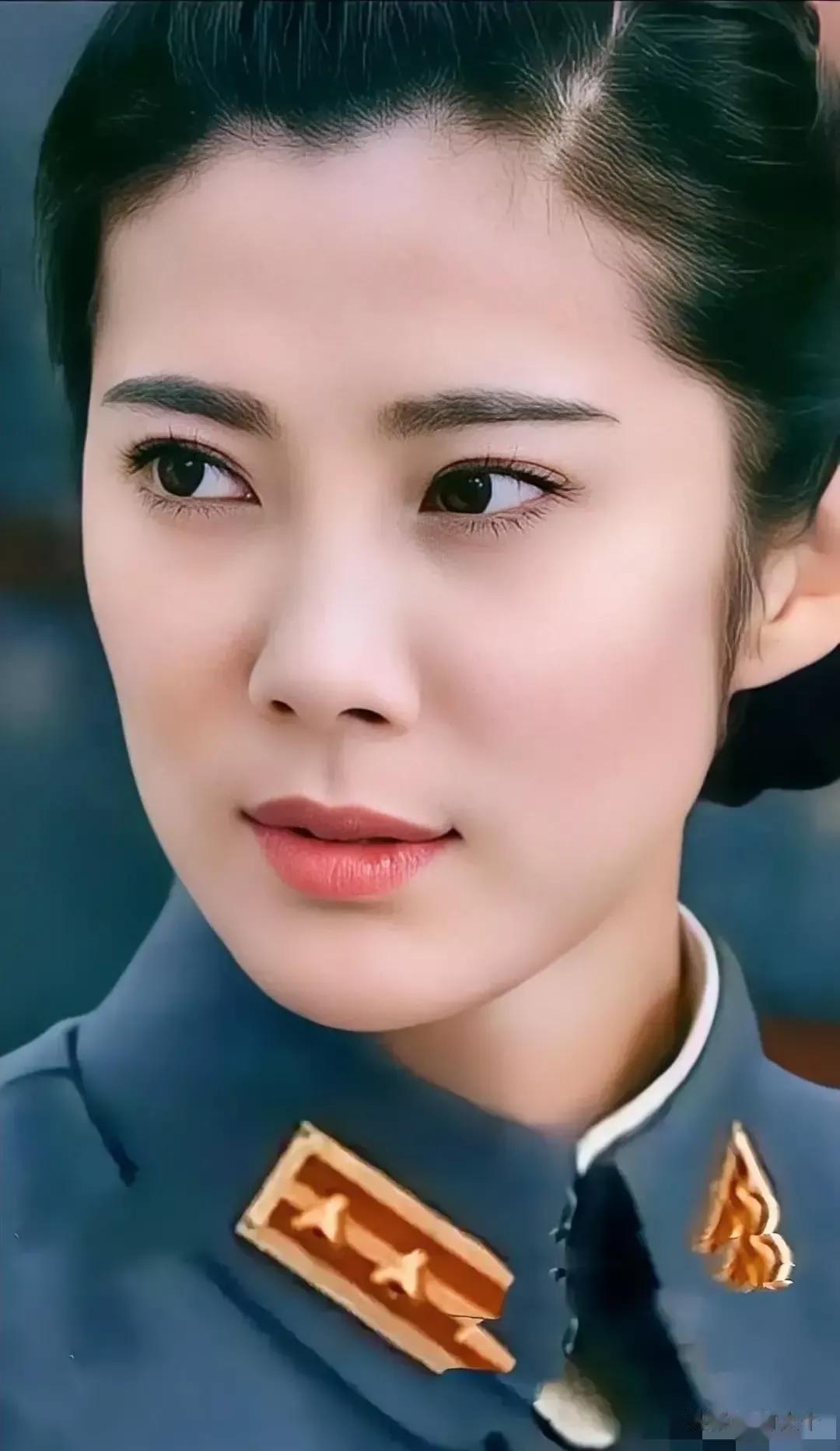 这个80后女演员，大家都觉得眼熟吧，出演过很多剧，几乎全是抗战、行伍之类题材，可