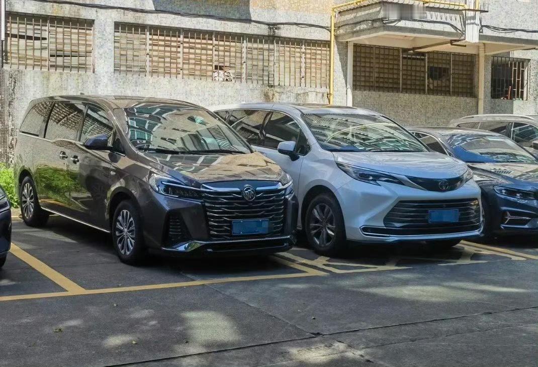 总觉得赛那跟GL8差不多大
直到今天停在GL8公务舱旁边
一个像商务舱 一个像经