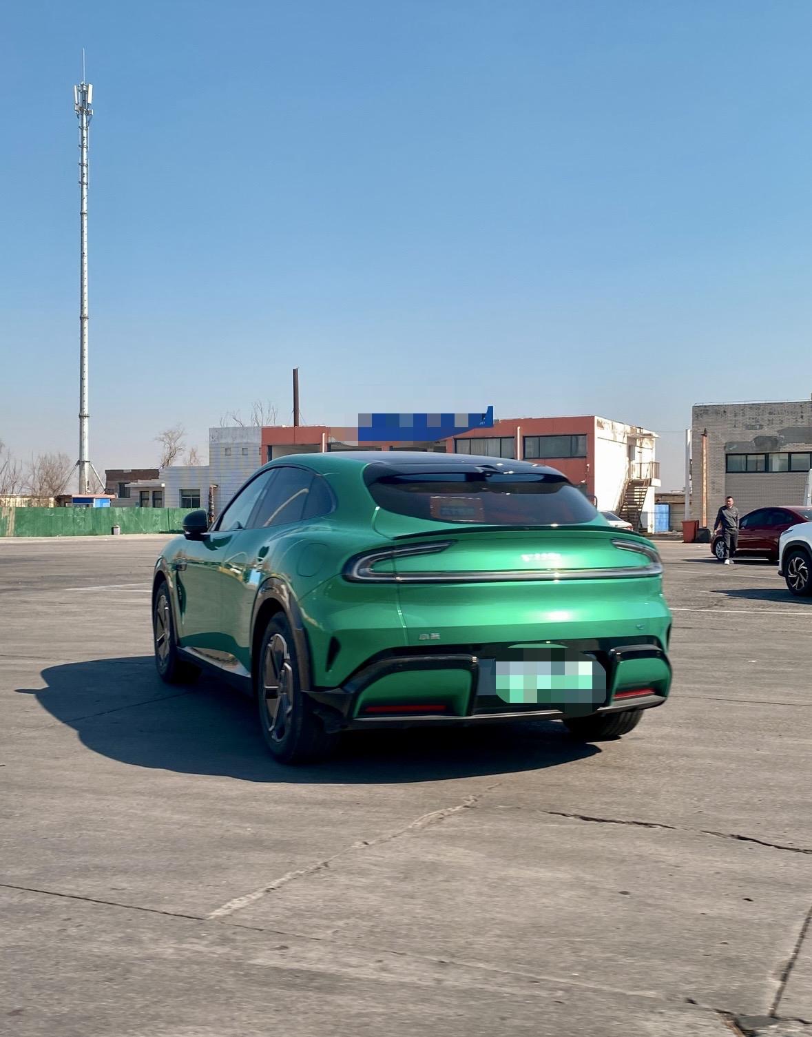 小米SU7，小米YU7，这两辆车在路上见过很多次了，查了一下，累计交付量早就突破