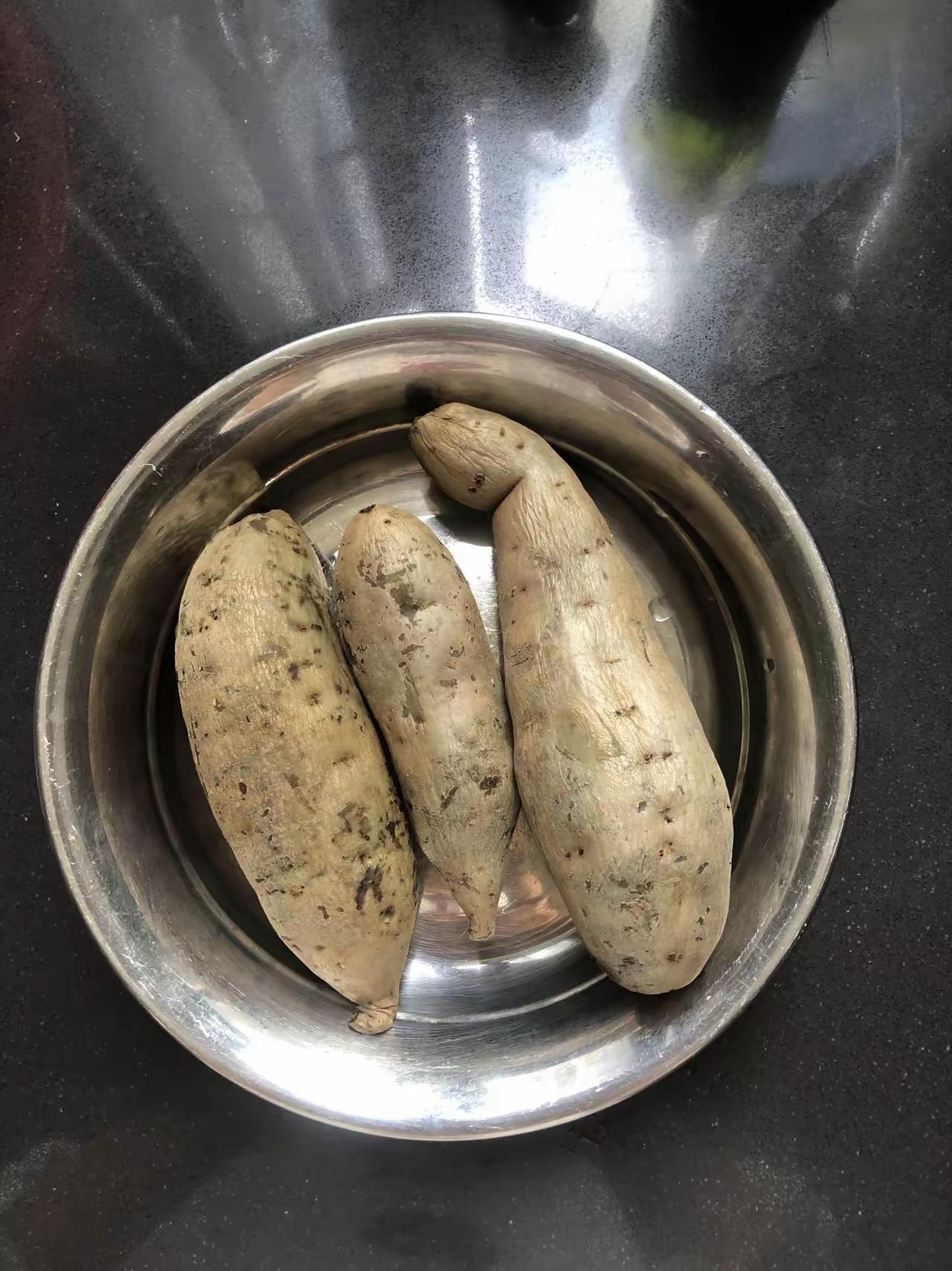 我们那地方都管它叫红苕，说破天去大人小孩还是管它叫红苕。我不知道别的地方红苕还有