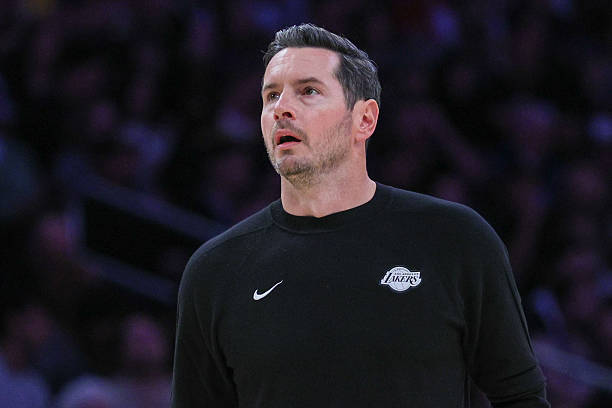 今天湖人能上场的球员有：詹姆斯，斯玛特，拉拉维亚八村垒，范德彪，文森特克内克特，