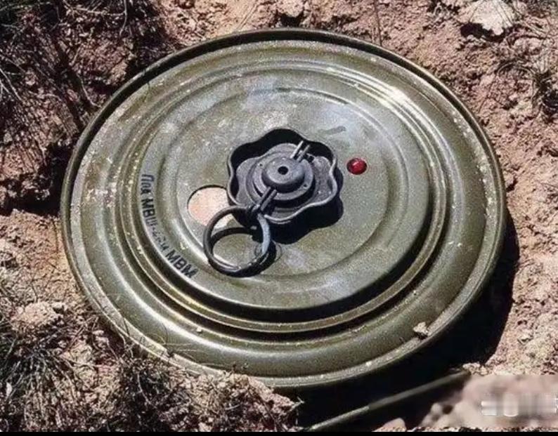 《美军防步兵地雷模型》
工程兵训练配套器材一14
一一O三二工厂
（1970年5