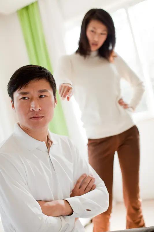 夫妻一说话就争吵，本质是沟通模式出了问题。
常见的陷阱有不少。一是“情绪绑架理性