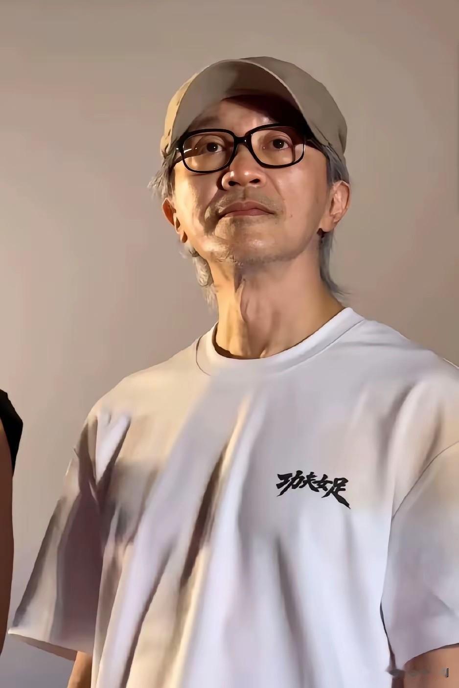 也许他这次只想让我们没心没肺的笑一次，爽一次，他知道我们被说教的太久了，知道我们