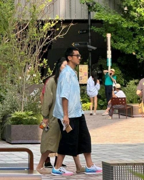 齐溪：好多人都说咱俩同框特别神奇，明明你一米八七、我一米七四，差了十三厘米，看着