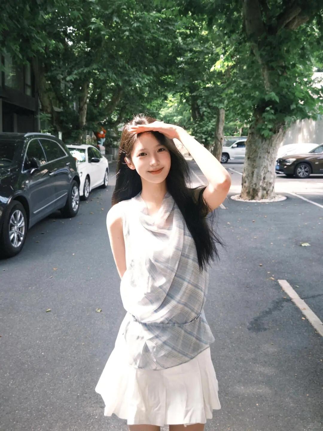 树荫把夏天揉碎成光斑，风裹着裙摆晃了晃，今天的快乐是不被晒黑的午后呀～