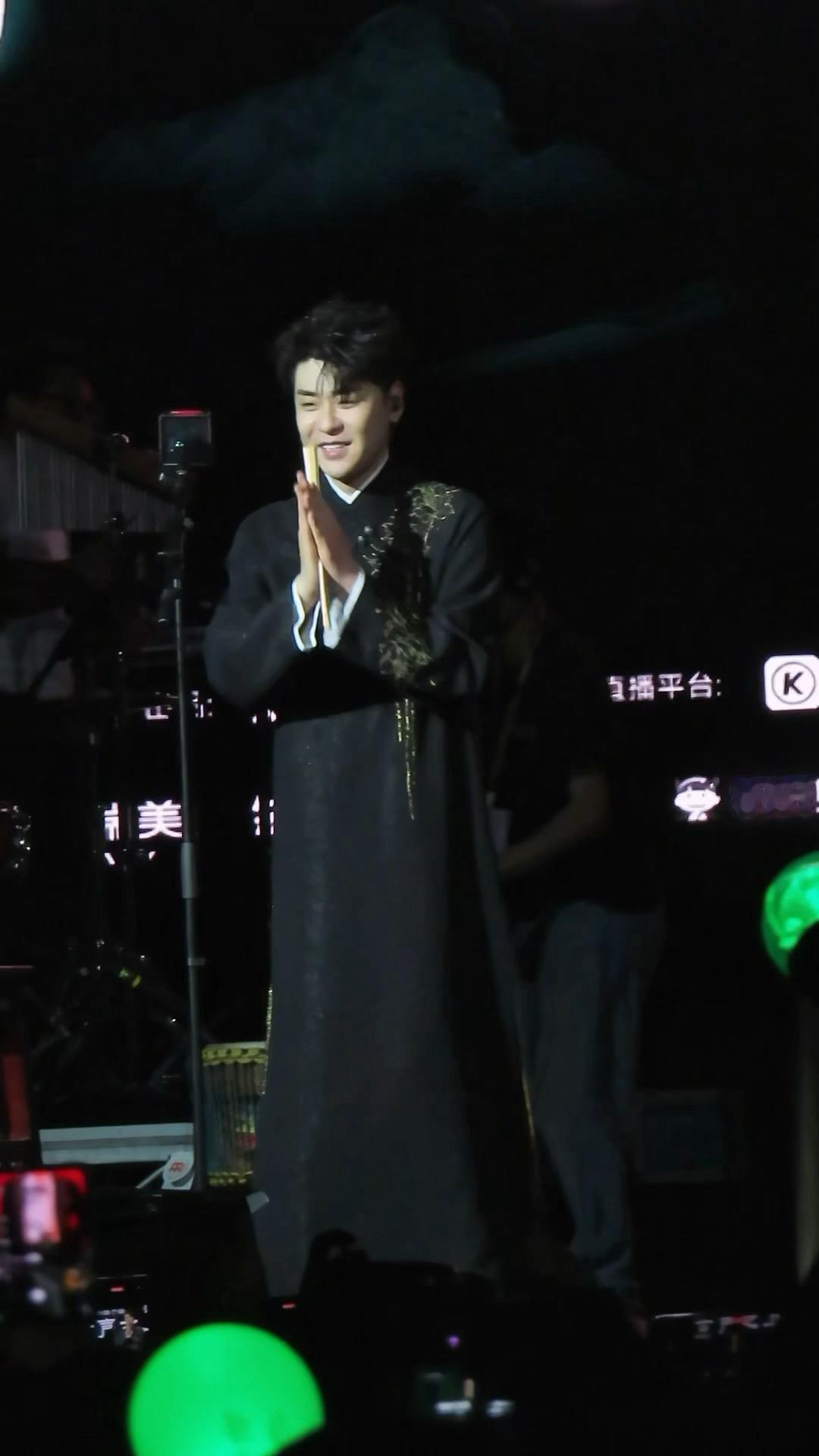 翻相册去年5.2我们是见面了的小辫鹅你想不想见我我知道你是想的那就保佑我中吧