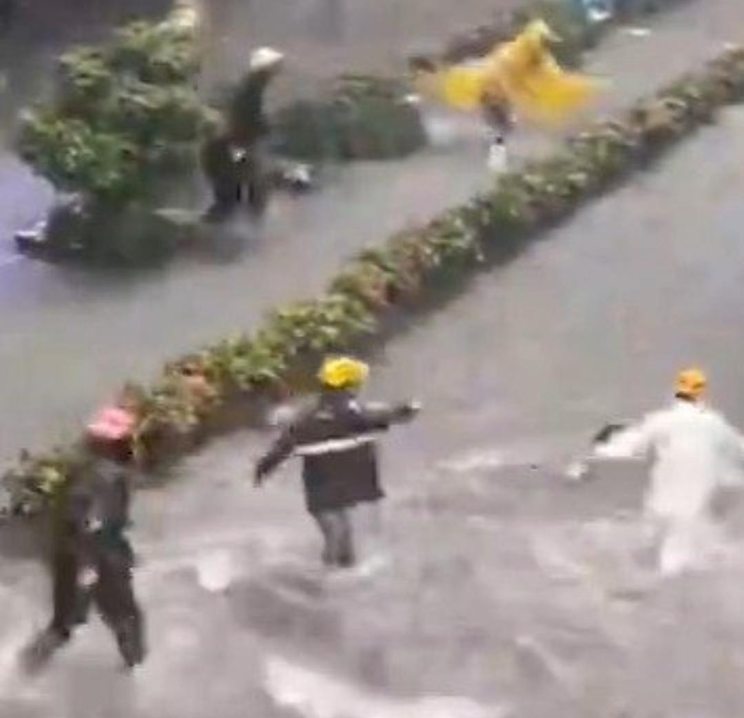 广州暴雨5名小哥狂奔救娃：这23秒太暖心
 
谁能想到，一场暴雨，差点让一个孩子
