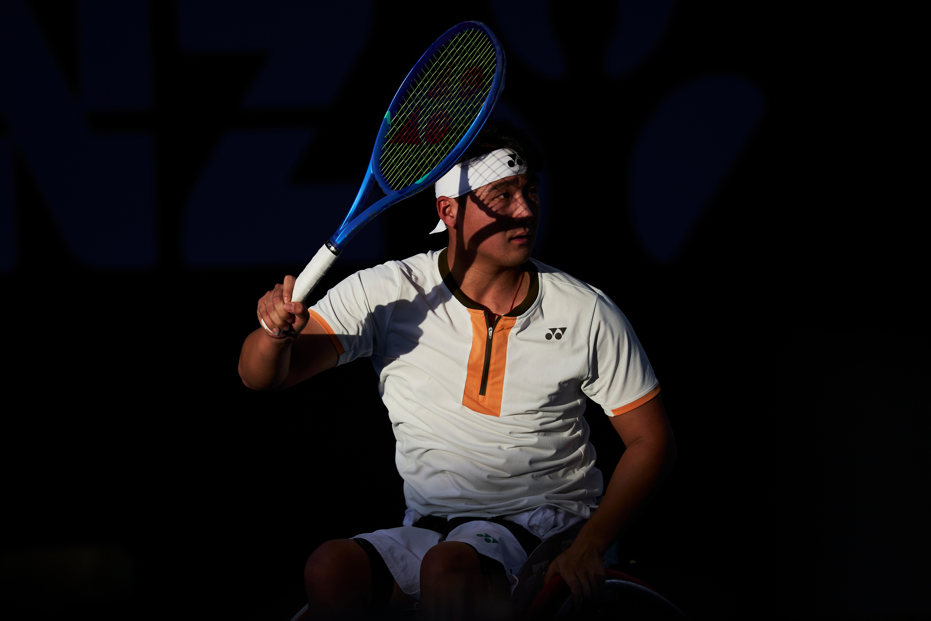 追逐梦想追逐光影，中国轮椅网球运动员纪珍旭在布里斯班赛男单赛场的帅气身影，看着让