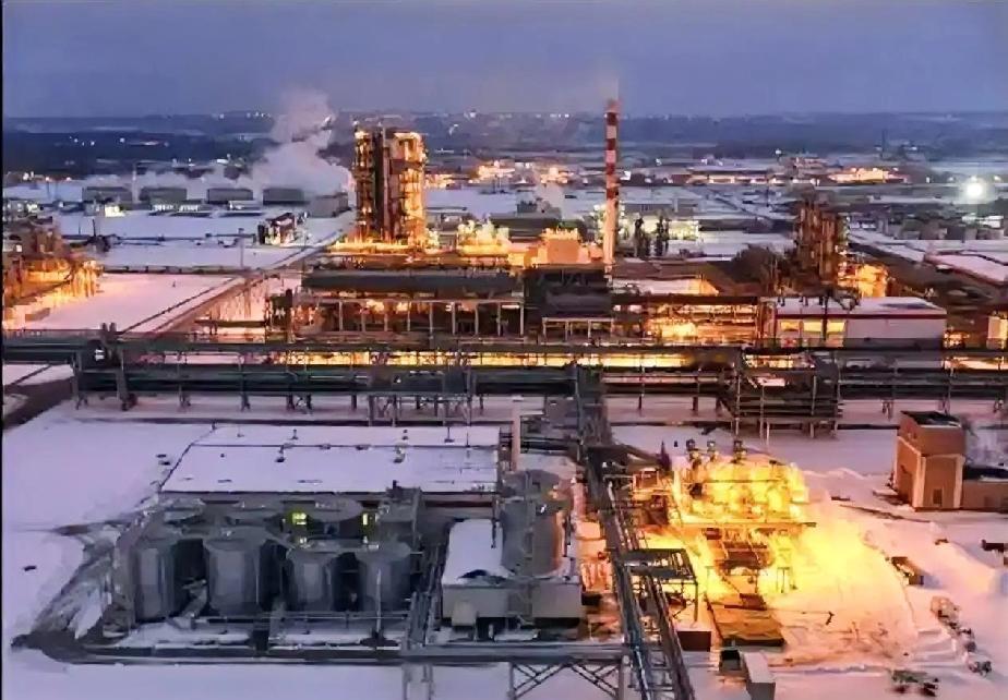 全国的电都停了，乌克兰人现在靠蜡烛和充电宝度日。

外媒报道，乌克兰所有国营热电